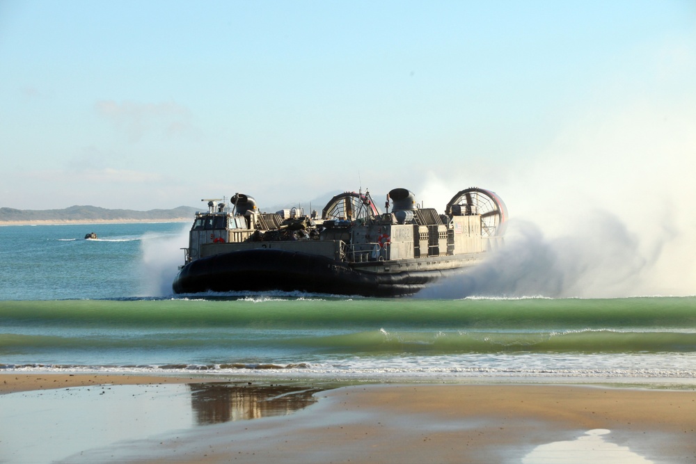 US Marine practice amphibious assault during Talisman Sabre 2011