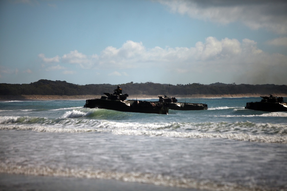 US Marine practice amphibious assault during Talisman Sabre 2011