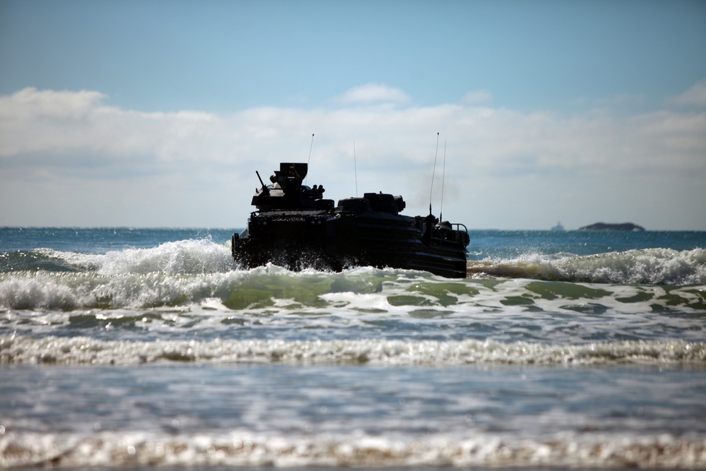 US Marine practice amphibious assault during Talisman Sabre 2011