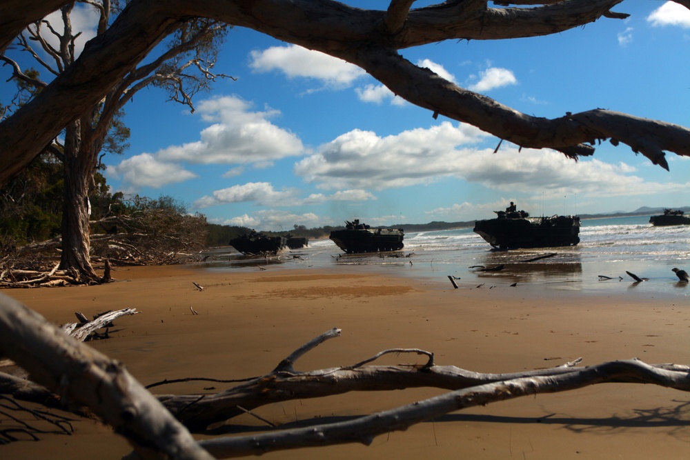 US Marine conduct amphibious assault during Talisman Sabre 2011