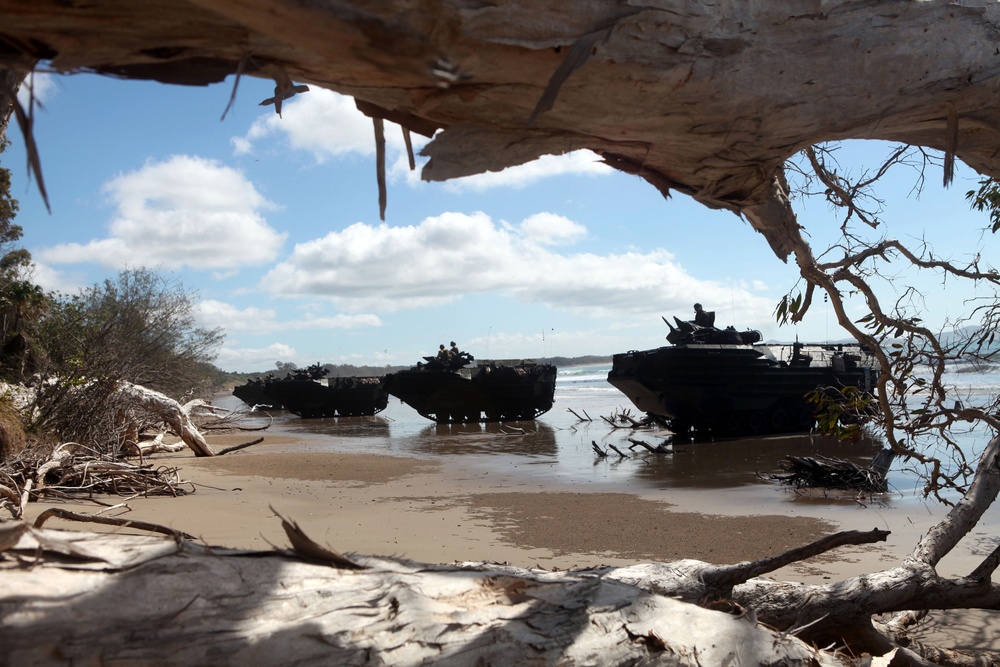 US Marine conduct amphibious assault during Talisman Sabre 2011