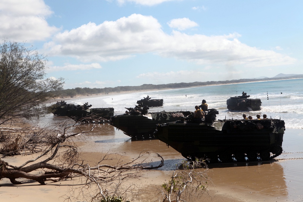 US Marine conduct amphibious assault during Talisman Sabre 2011