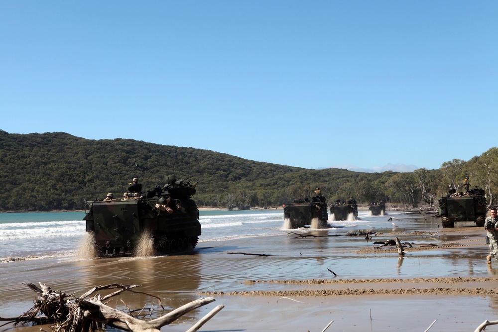 US Marine conduct amphibious assault during Talisman Sabre 2011