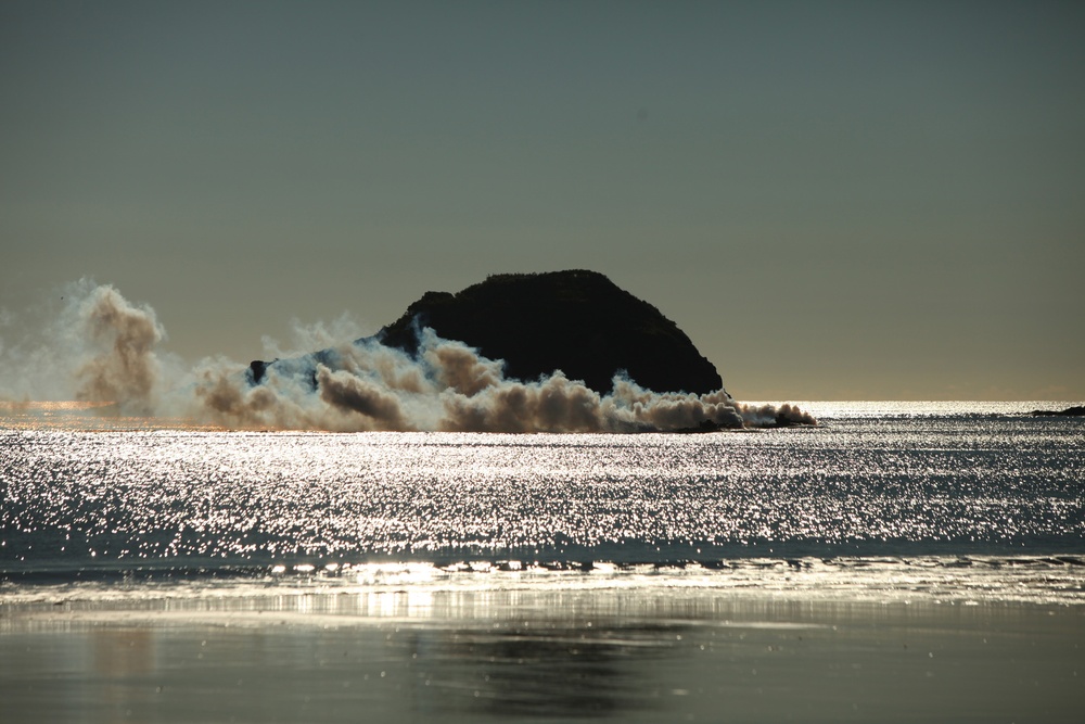 US Marines conduct amphibious assault during Talisman Sabre 2011