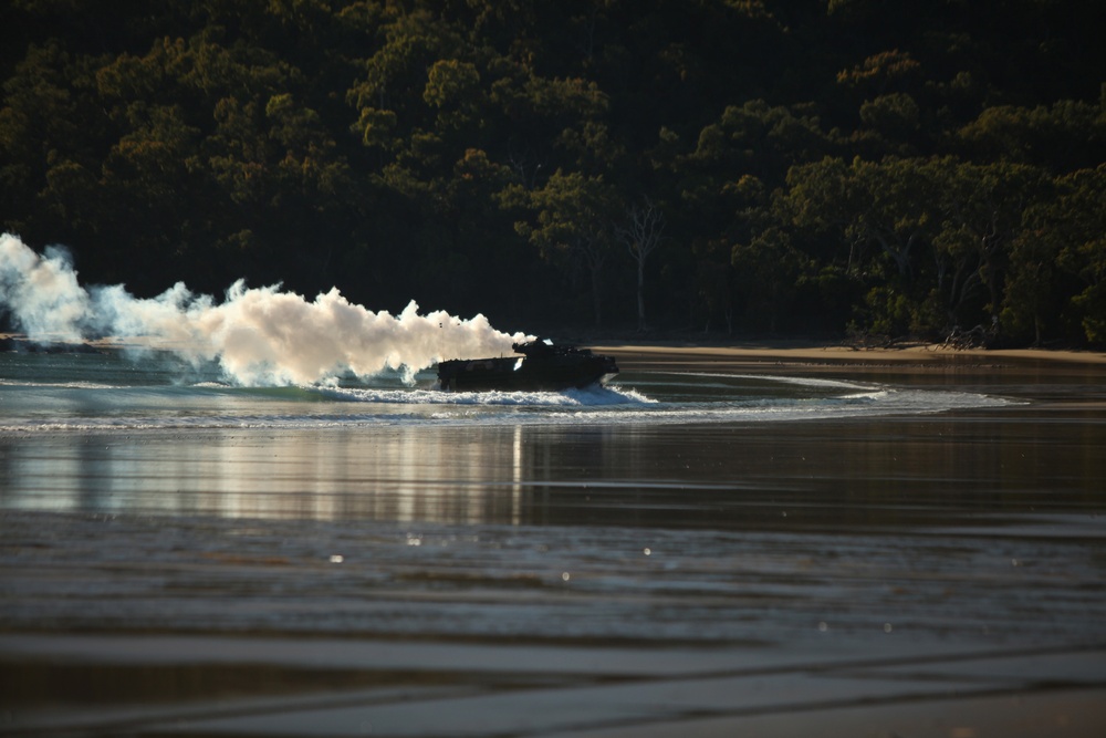 US Marines conduct amphibious assault during Talisman Sabre 2011