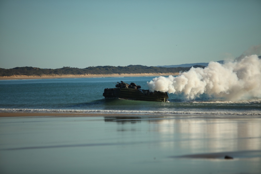 US Marines conduct amphibious assault during Talisman Sabre 2011