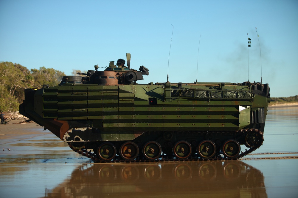 US Marines conduct amphibious assault during Talisman Sabre 2011
