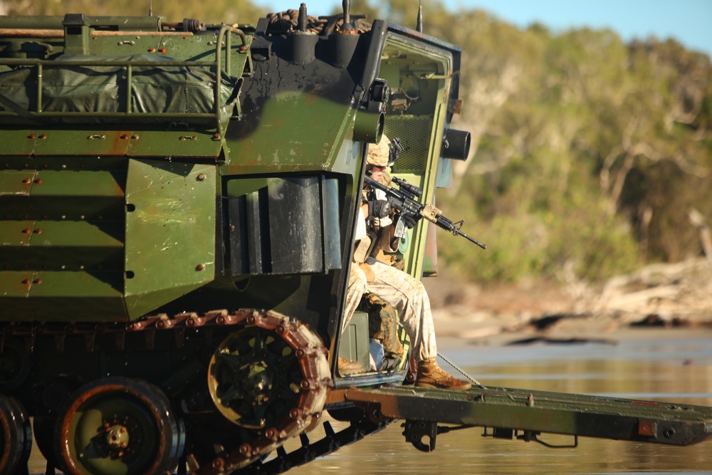 US Marines conduct amphibious assault during Talisman Sabre 2011
