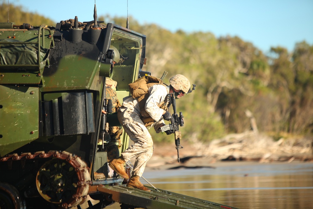 US Marines conduct amphibious assault during Talisman Sabre 2011