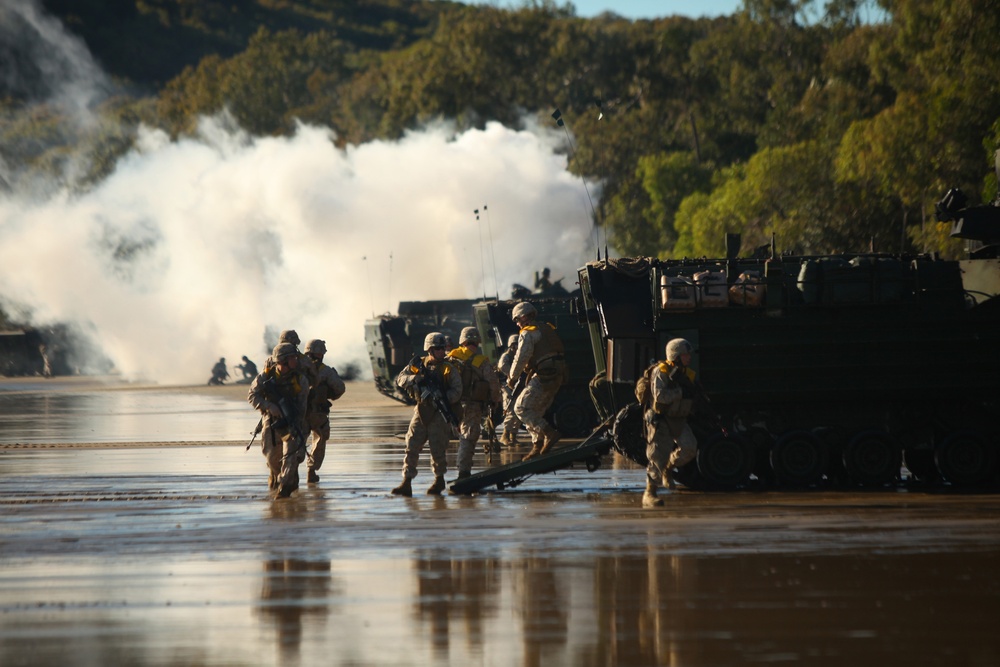 US Marines conduct amphibious assault during Talisman Sabre 2011