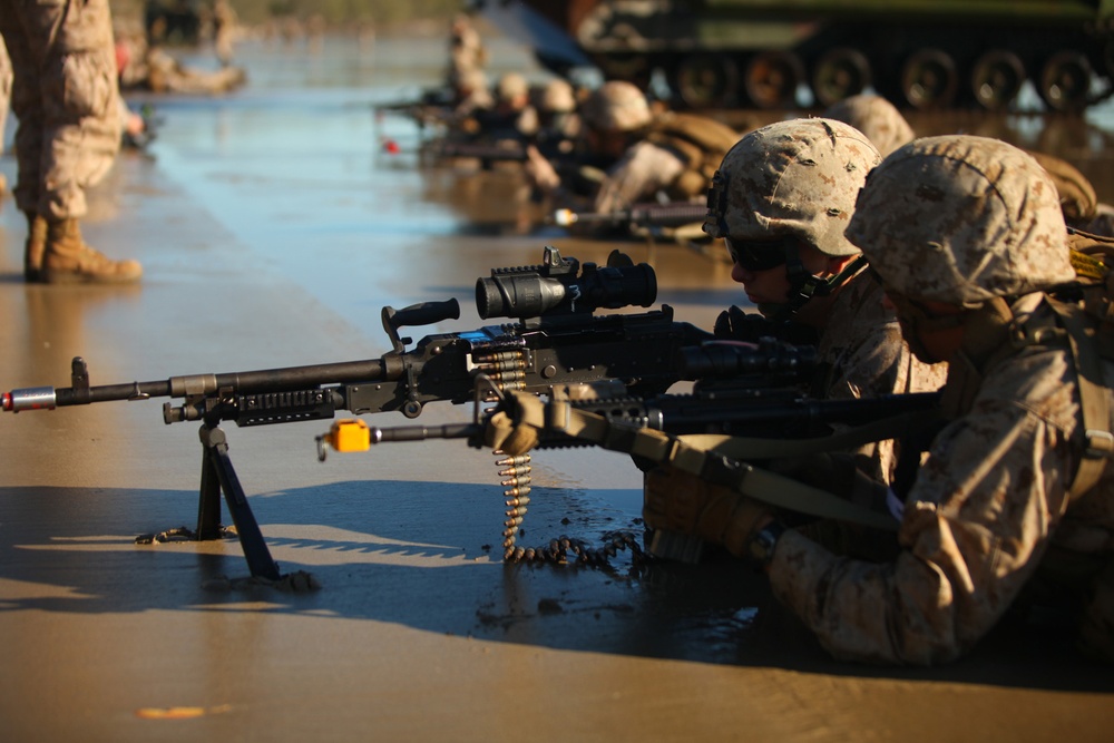 US Marines conduct amphibious assault during Talisman Sabre 2011