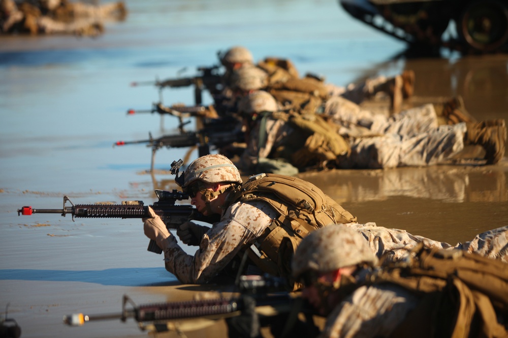 US Marines conduct amphibious assault during Talisman Sabre 2011