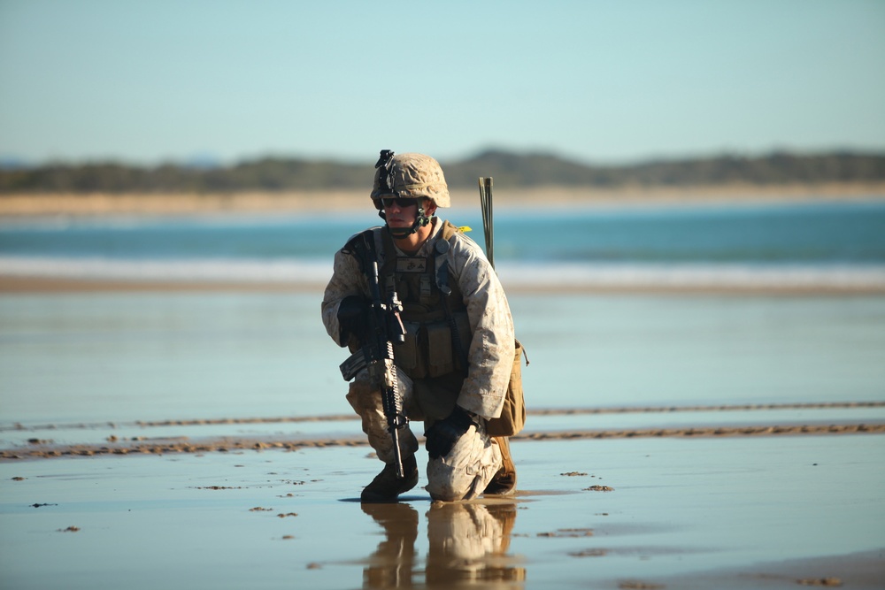 US Marines conduct amphibious assault during Talisman Sabre 2011