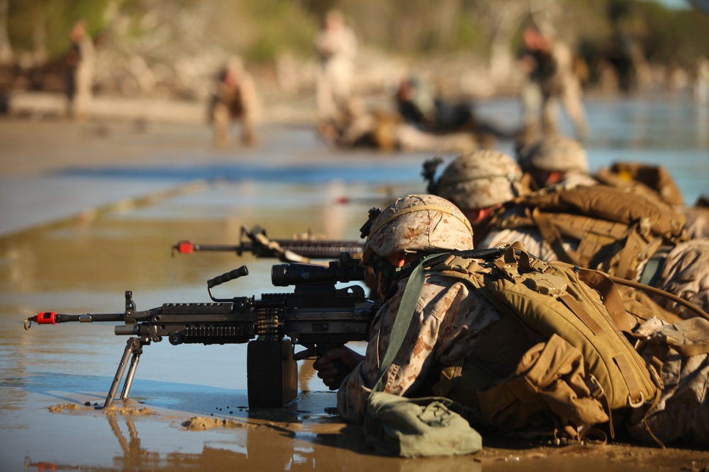 US Marines conduct amphibious assault during Talisman Sabre 2011