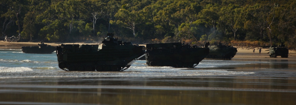 US Marines conduct amphibious assault during Talisman Sabre 2011