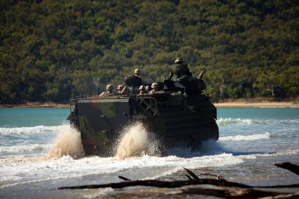 US Marines conduct amphibious assault during Talisman Sabre 2011