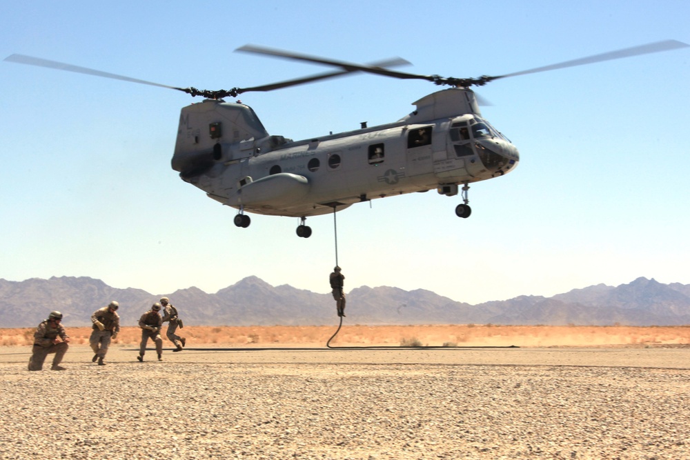 Reconnaissance Marines join air wing to perform fast-roping maneuver