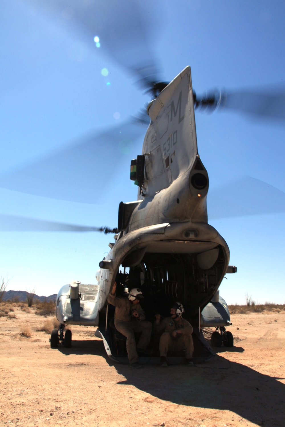 Reconnaissance Marines join air wing to perform fast-roping maneuver