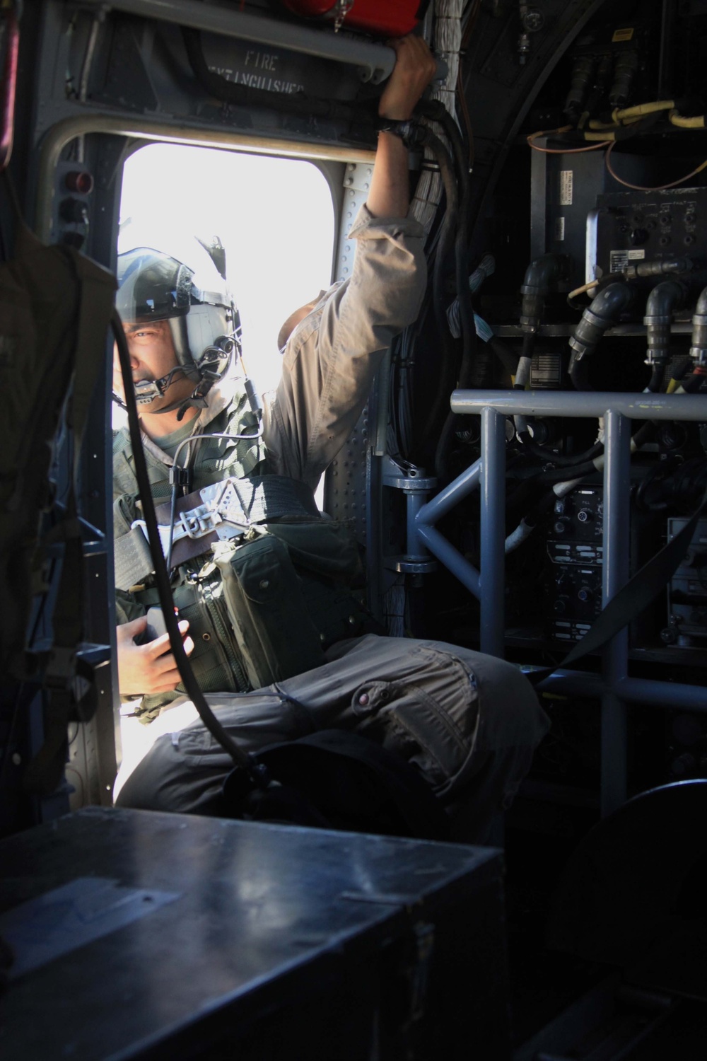 Reconnaissance Marines join air wing to perform fast-roping maneuver