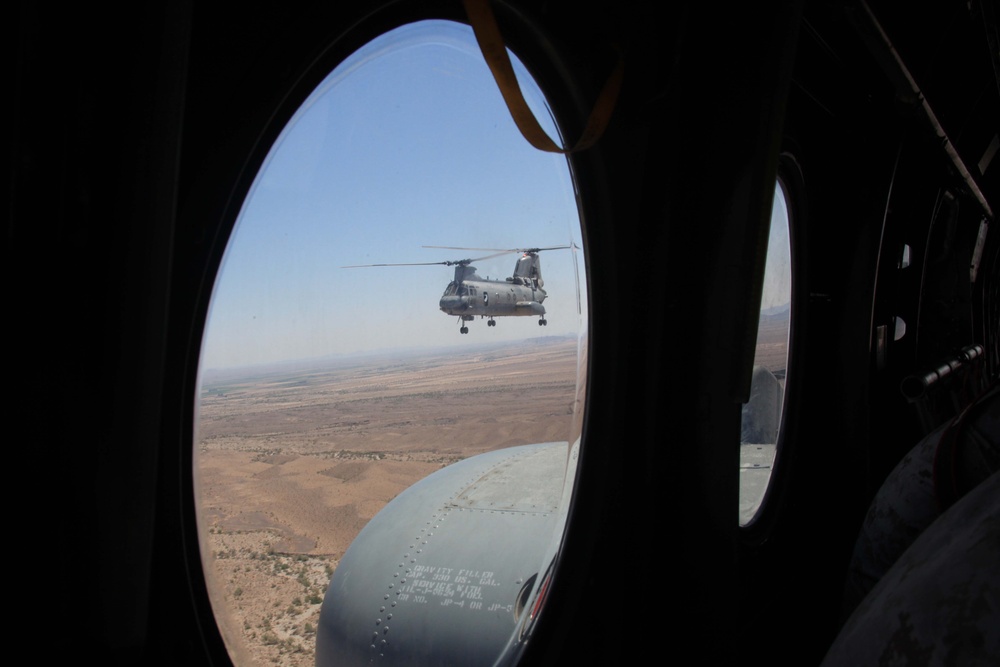 Reconnaissance Marines join air wing to perform fast-roping maneuver