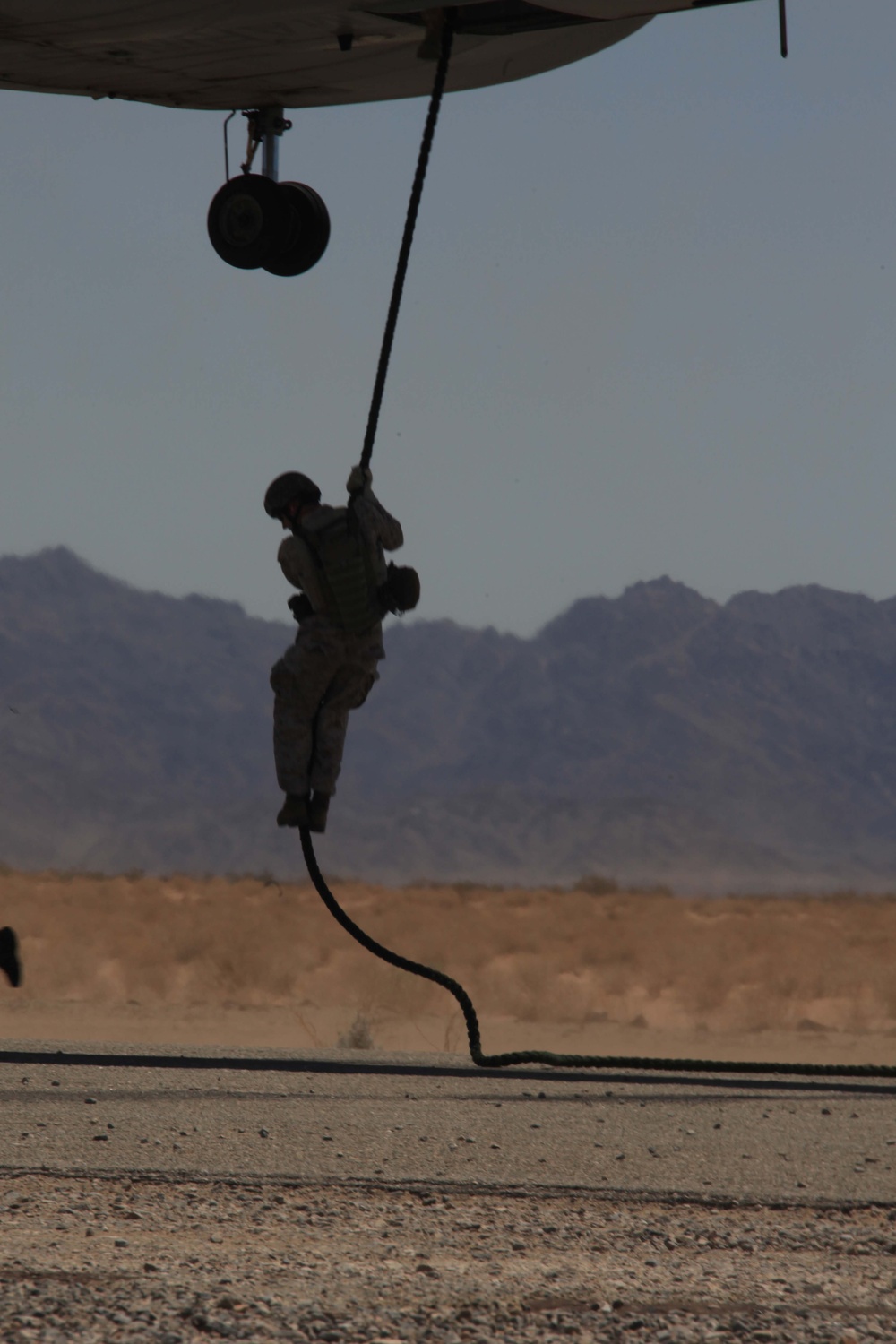 Reconnaissance Marines join air wing to perform fast-roping maneuver