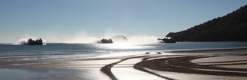 US Marines conduct amphibious assualt during Talisman Sabre 2011