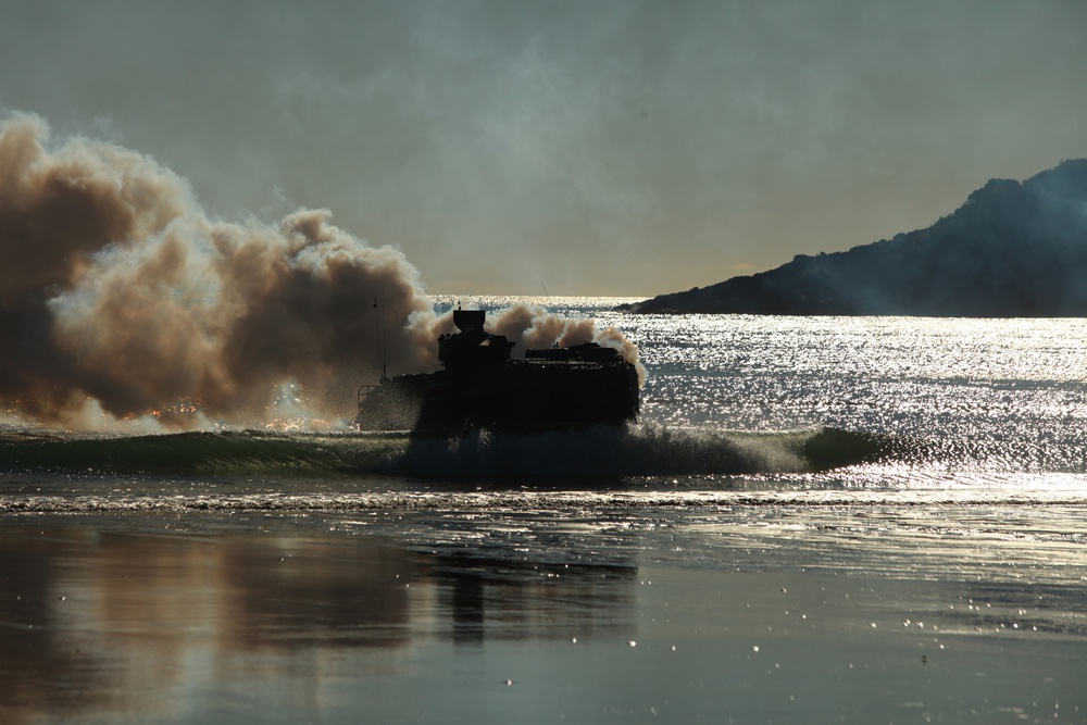 US Marines conduct amphibious assualt during Talisman Sabre 2011