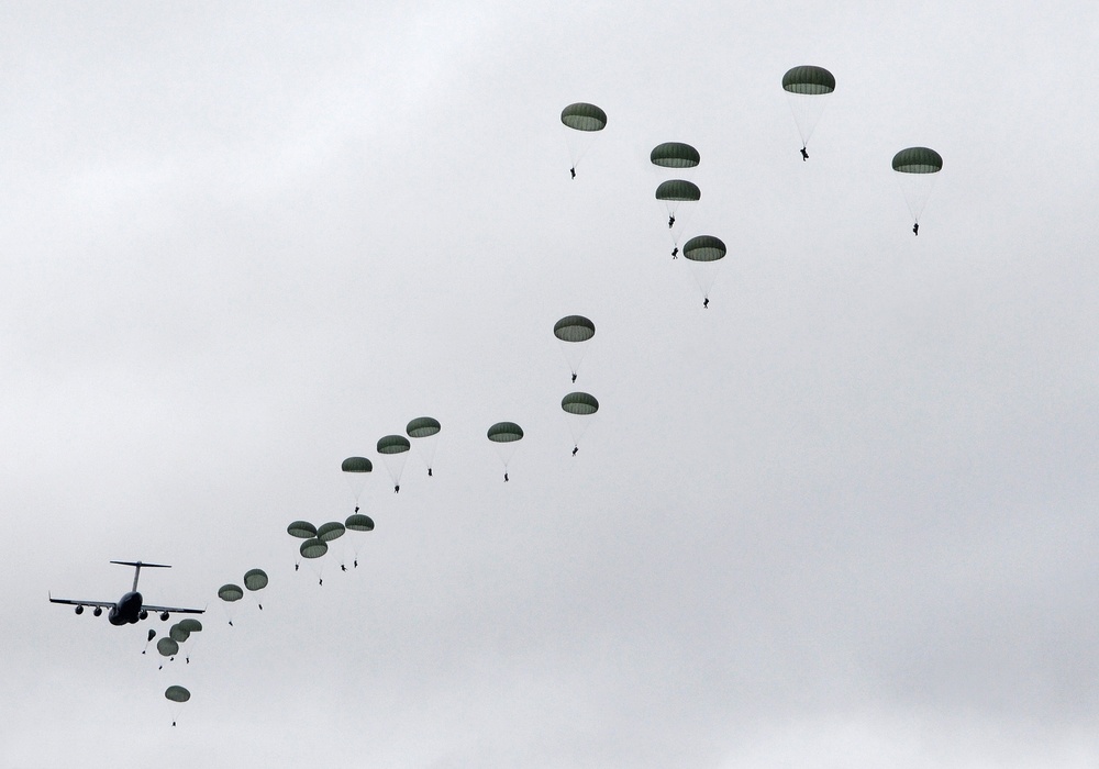 US, Australian Defence Force paratroopers jump into training during Talisman Sabre 2011