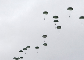 US, Australian Defence Force paratroopers jump into training during Talisman Sabre 2011