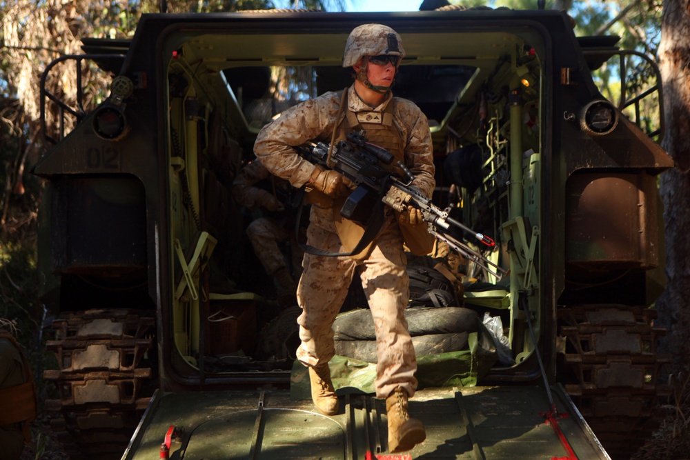 US Marines conduct mechanized assault during Talisman Sabre 2011