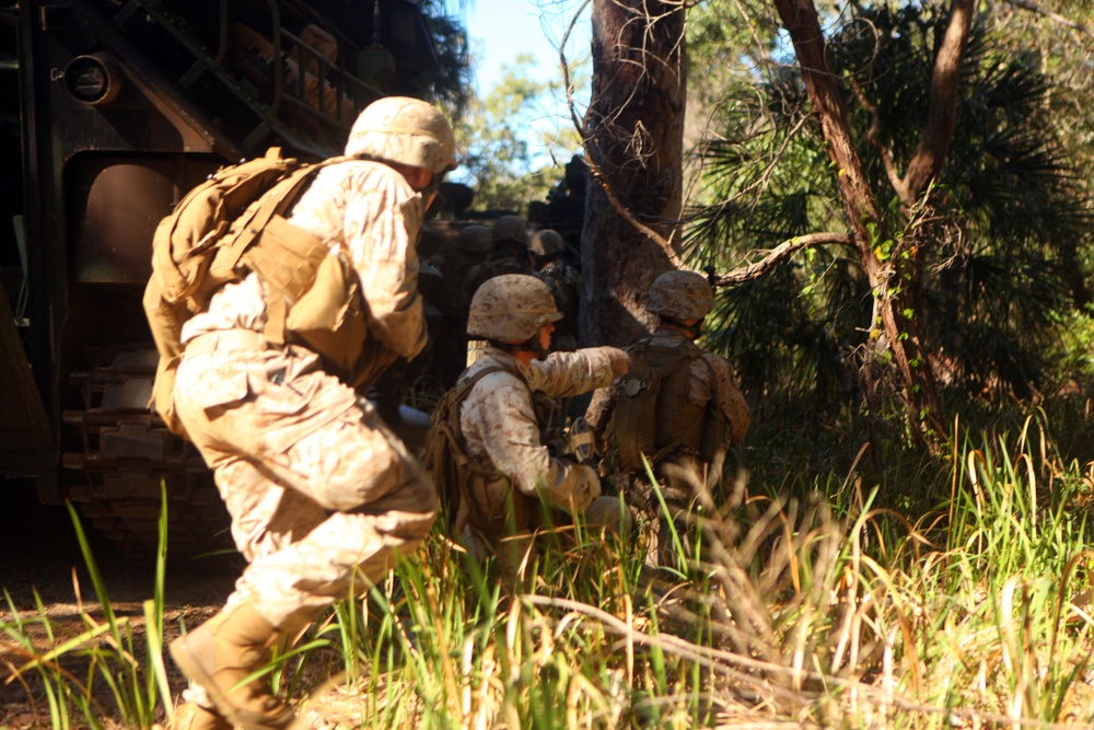 US Marines conduct mechanized assault during Talisman Sabre 2011