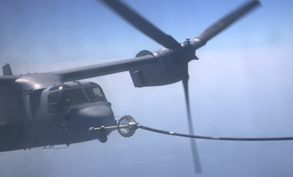 Fueling the flight: VMGR-252 fuels Ospreys on cross country mission