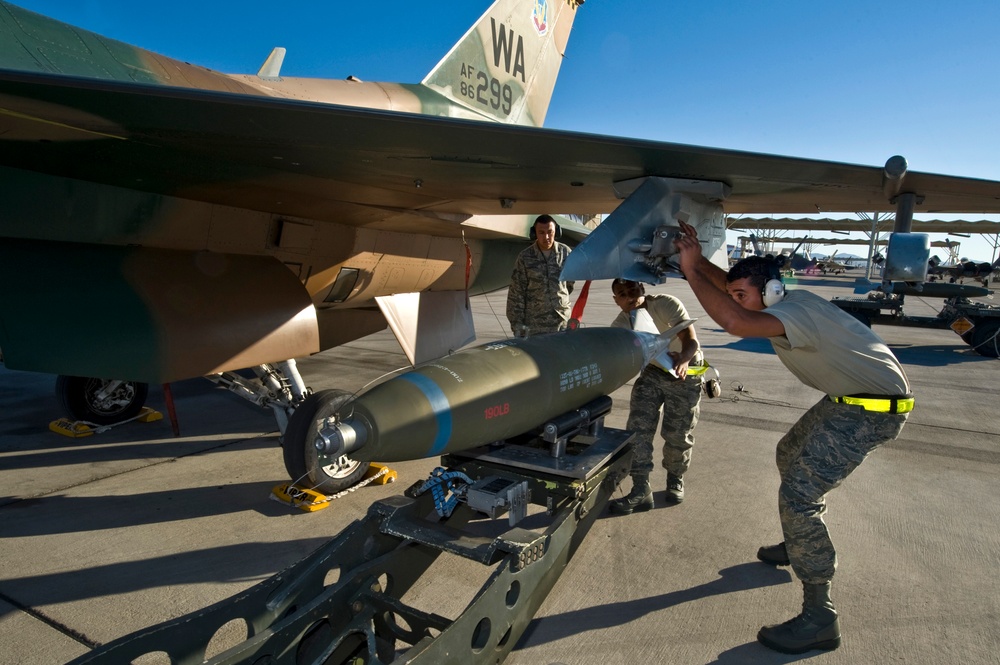 DVIDS - Images - Weapons load crew competition [Image 3 of 20]