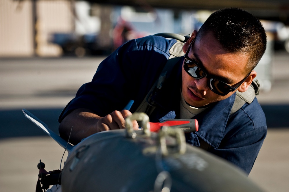 Weapons load crew competition