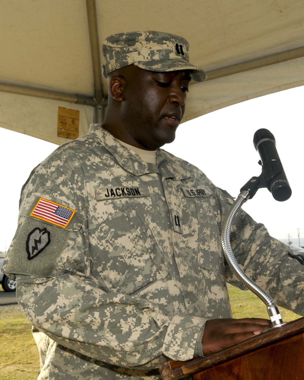 Incoming 525th MP Company commander gives speech