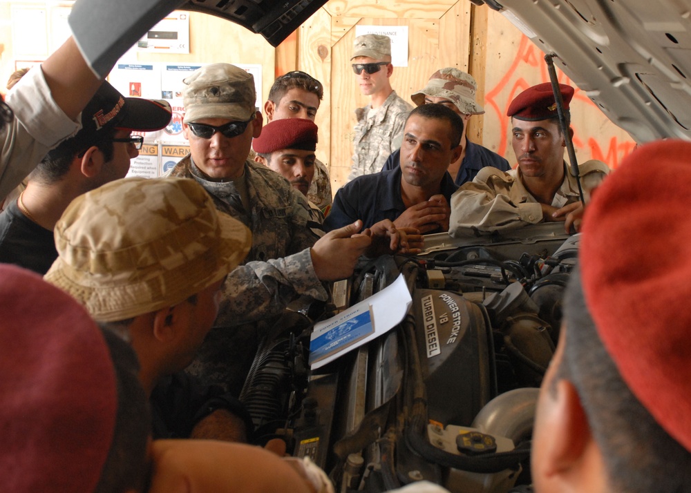 Soldiers train Iraqi mechanics