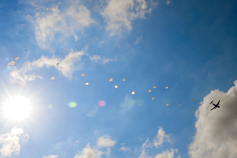 US forces parachute into Ukraine for Exercise Rapid Trident 2011