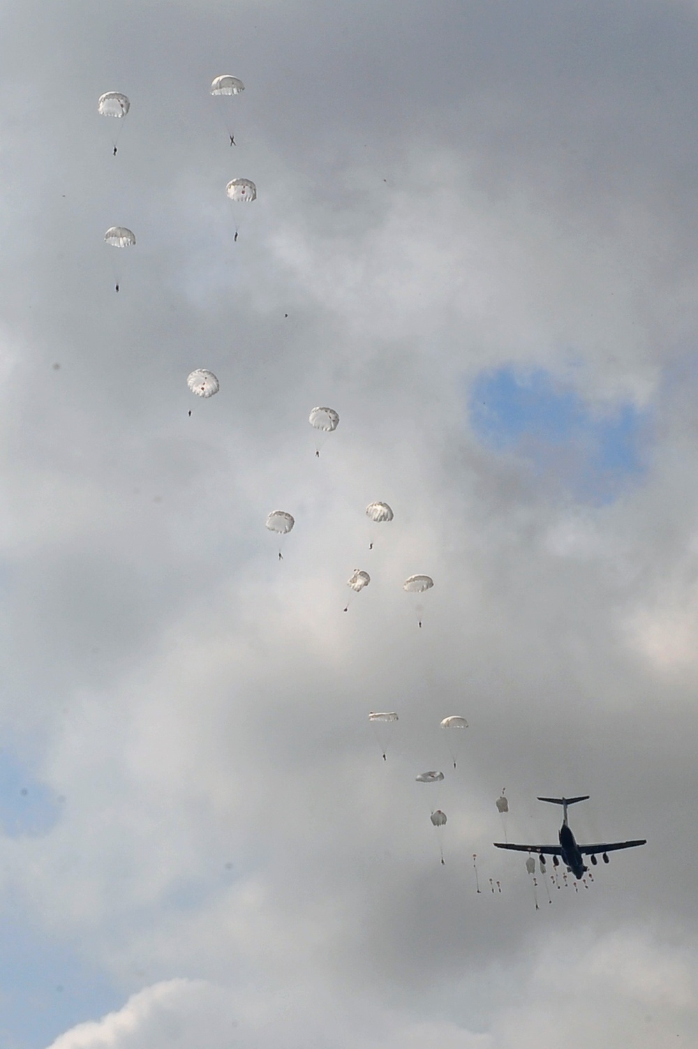 US forces parachute into Ukraine for Exercise Rapid Trident 2011