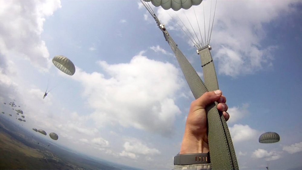 US forces parachute into Ukraine for Exercise Rapid Trident 2011