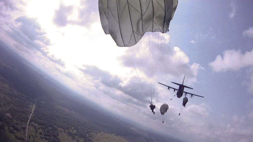 US forces parachute into Ukraine for Exercise Rapid Trident 2011