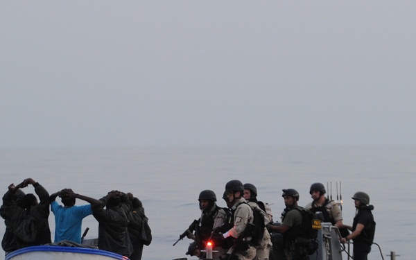 USS Anzio investigates suspected pirates