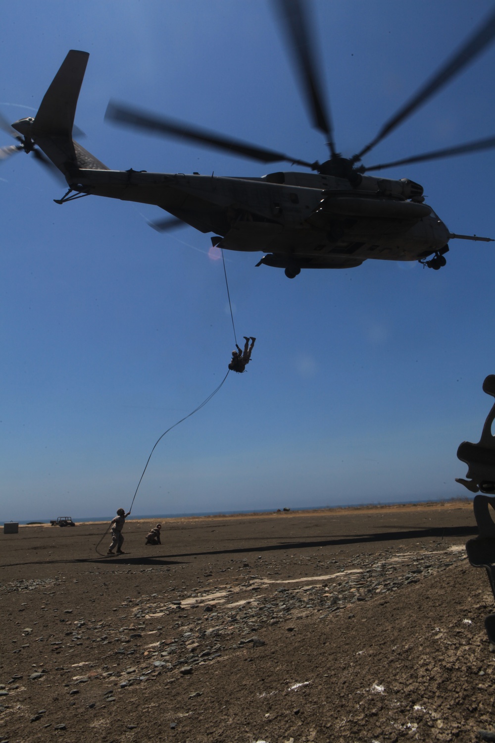 HMH-466 leaps into fast-roping