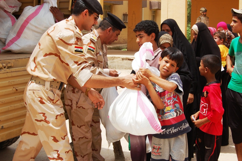 1st Battalion, 18th Infantry Regiment and the 9th Iraqi Army Division deliver food aid to residents in Sab al Bor, Iraq