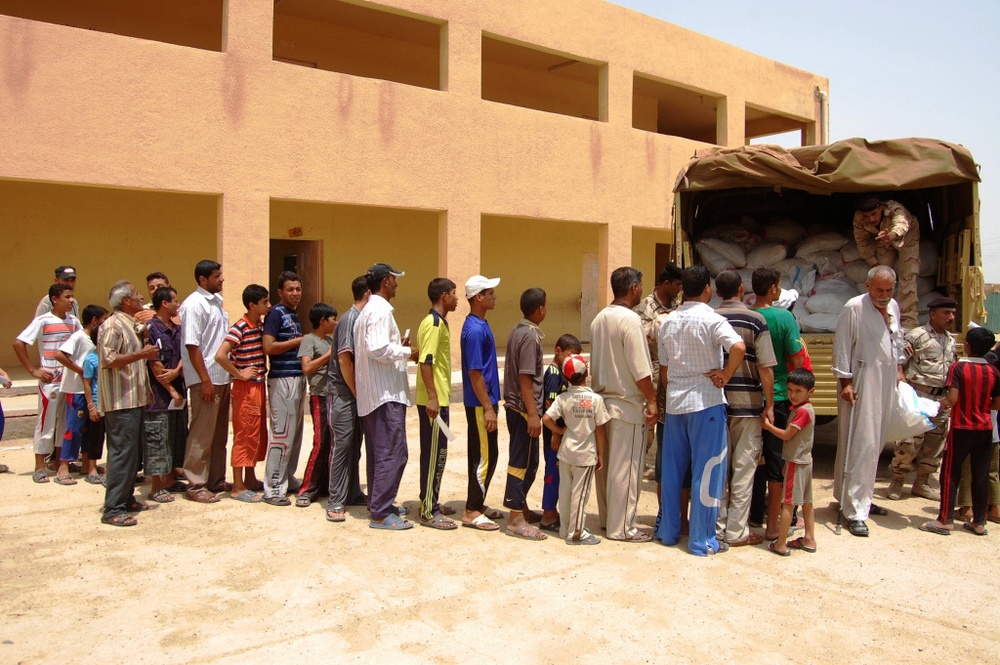 1st Battalion, 18th Infantry Regiment and the 9th Iraqi Army Division deliver food aid to residents in Sab al Bor, Iraq