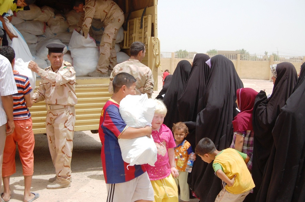 1st Battalion, 18th Infantry Regiment and the 9th Iraqi Army Division deliver food aid to residents in Sab al Bor, Iraq