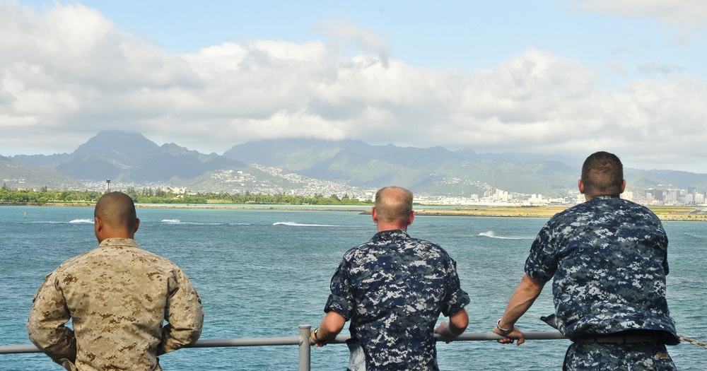 USS Cleveland departs Waikiki for home