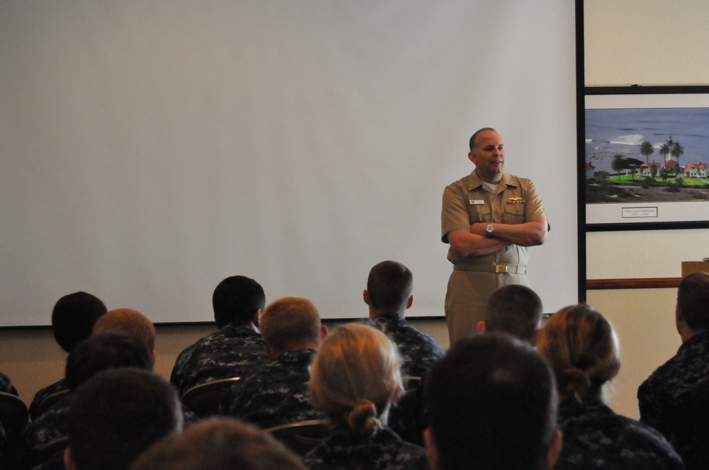 SPAWAR commander speaks to midshipmen during PROTRAMID summer training