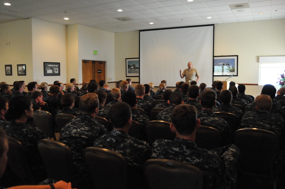 SPAWAR commander speaks to midshipmen during PROTRAMID summer training