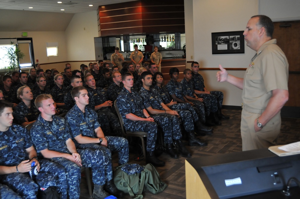 SPAWAR commander speaks to midshipmen during PROTRAMID summer training