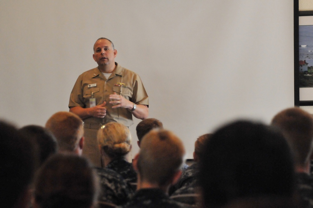 SPAWAR commander speaks to midshipmen during PROTRAMID summer training